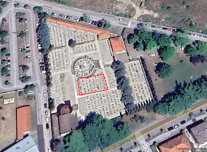 Veduta aerea di un cimitero con un riquadro tratteggiato in rosso che evidenzia una sezione di tombe.