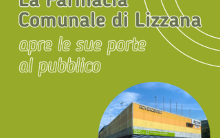 Annuncio per l'apertura della Farmacia Comunale di Lizzana, con un edificio moderno con insegne e un parcheggio, su sfondo verde con testo bianco e giallo.