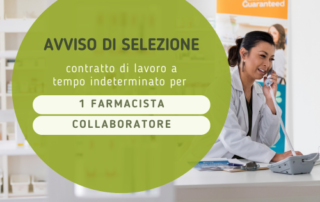 Un farmacista al telefono dietro un bancone, con un avviso di selezione del personale in italiano.