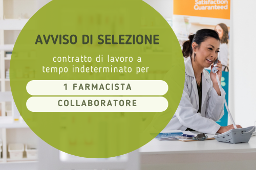 Un farmacista al telefono dietro un bancone, con un avviso di selezione del personale in italiano.