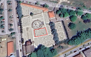 Veduta aerea di un cimitero con un riquadro tratteggiato in rosso che evidenzia una sezione di tombe.