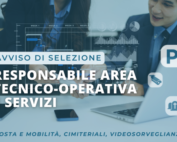 Due professionisti discutono di dati a una scrivania con il testo del bando di assunzione in italiano in sovrimpressione.